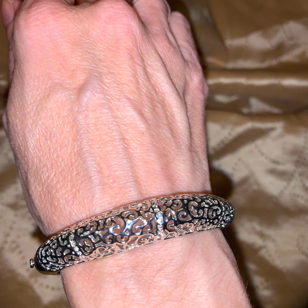 Hinged bangle bracelet